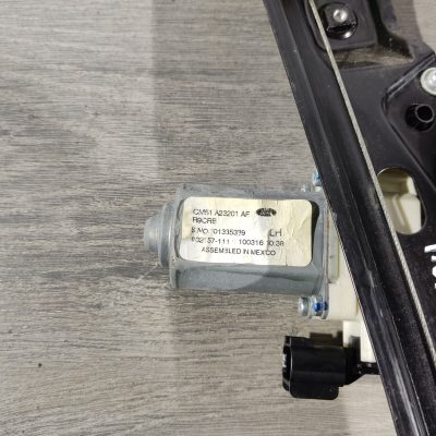 Склопідіймач з мотором передній лівий Ford Focus mk3 11-18 2 піна CM5Z-5823201-B