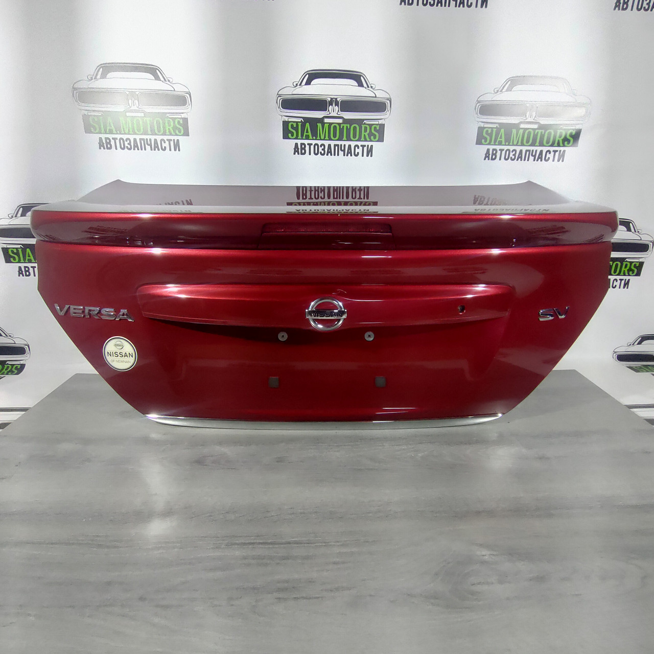 Кришка багажника Nissan Versa 12-19 usa під спойлер, червоний (NAH) H4300-9KAME