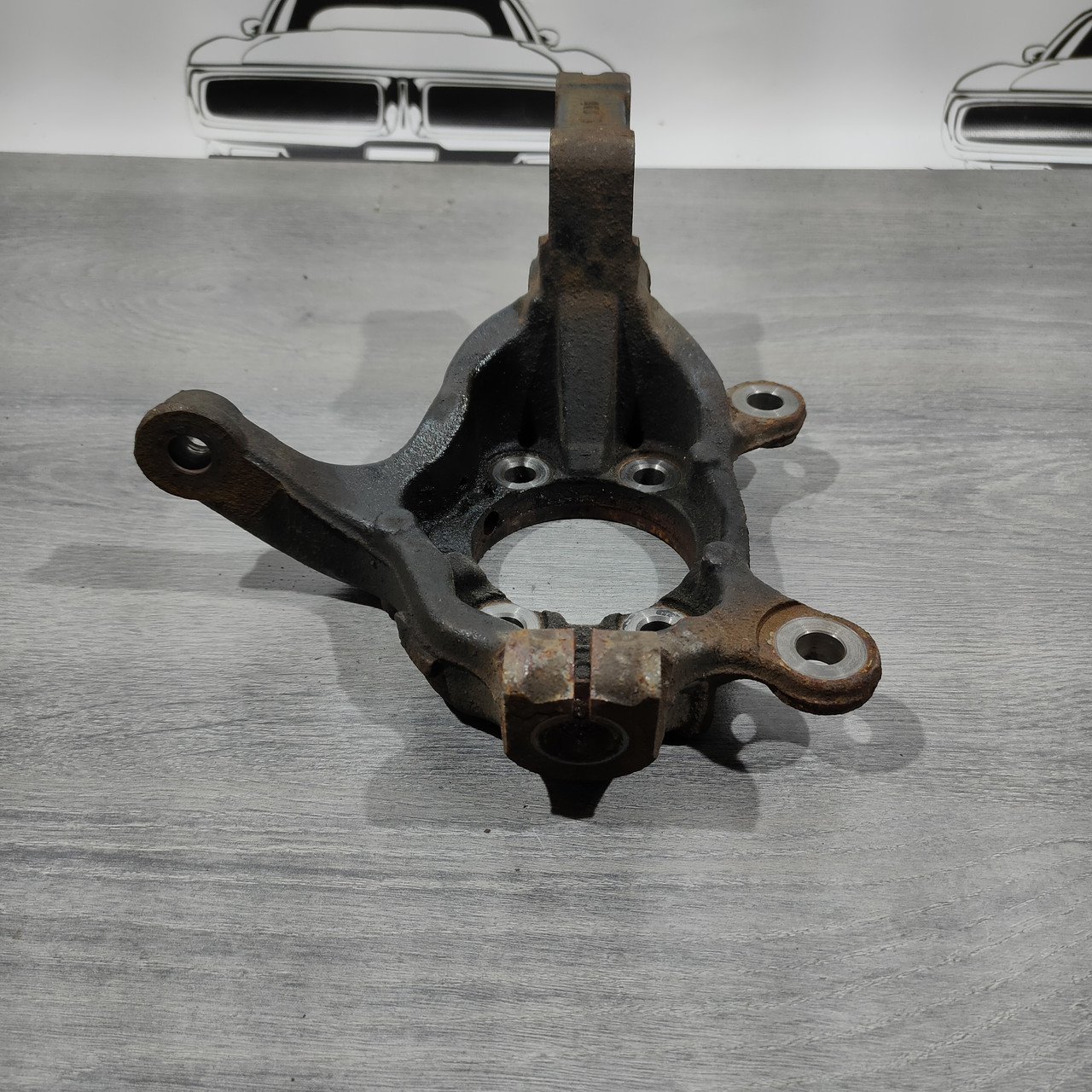 Цапфа передня ліва Nissan Sentra 13-19 1,6 1.8 40015-1KA1A