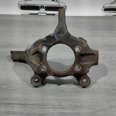 Цапфа передня ліва Nissan Sentra 13-19 1,6 1.8 40015-1KA1A