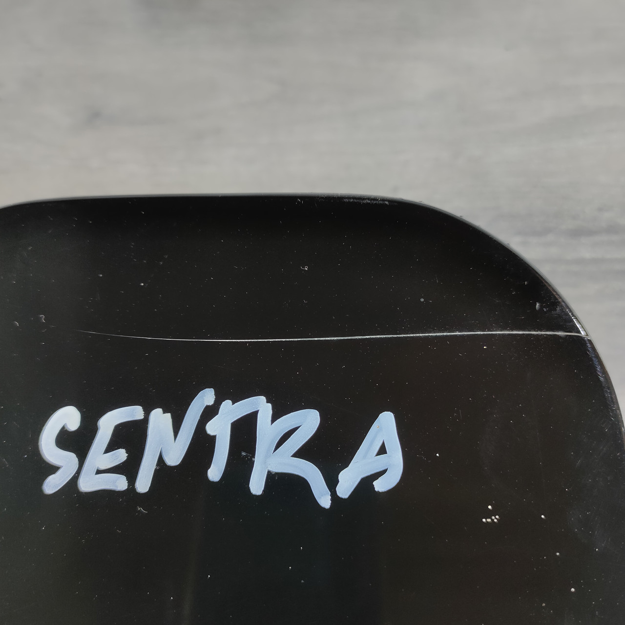 Лючок бензобака Nissan Sentra 13-19 чорний, подряпина G8830-9ANMA - Зображення 2