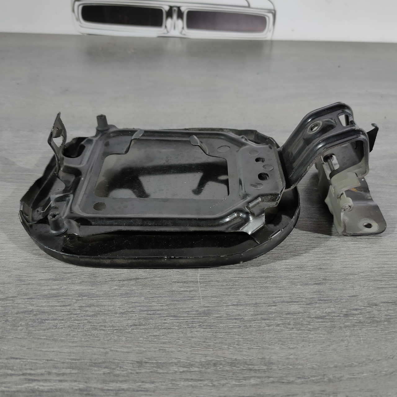 Лючок бензобака Nissan Sentra 13-19 чорний, подряпина G8830-9ANMA - Зображення 3