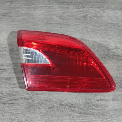 Ліхтар внутрішня кришка багажника лівий Nissan Sentra 16-19 рест 26555-3YU5A