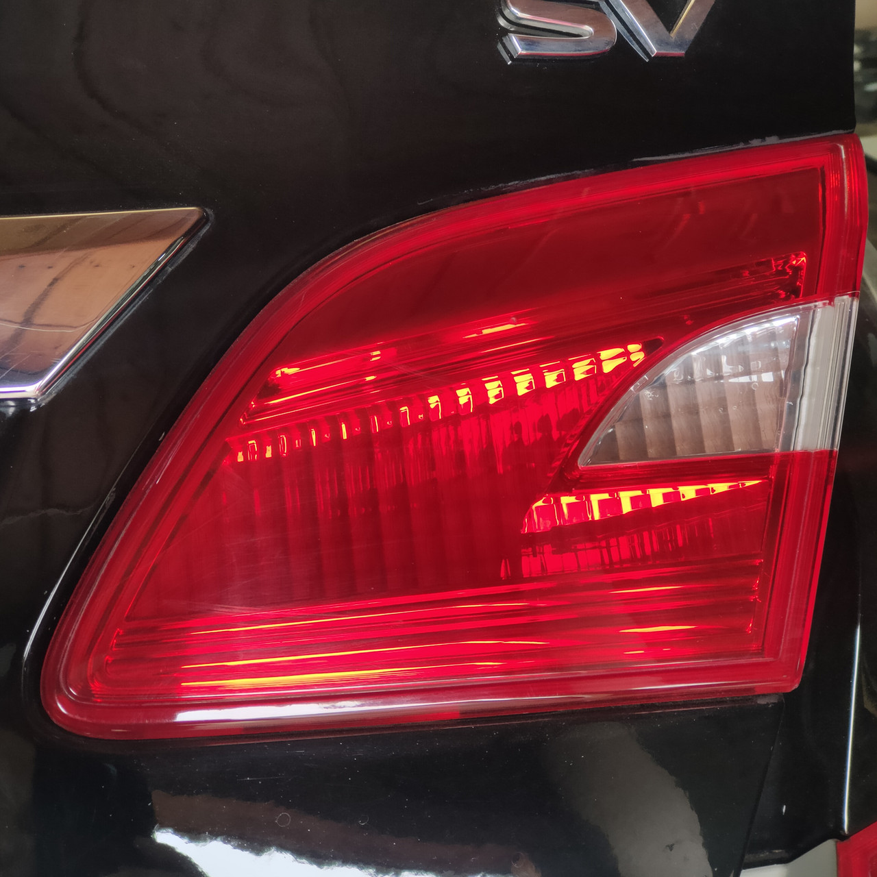 Ліхтар внутрішня кришка багажника правий Nissan Sentra 16-19 рест 26550-3YU5A