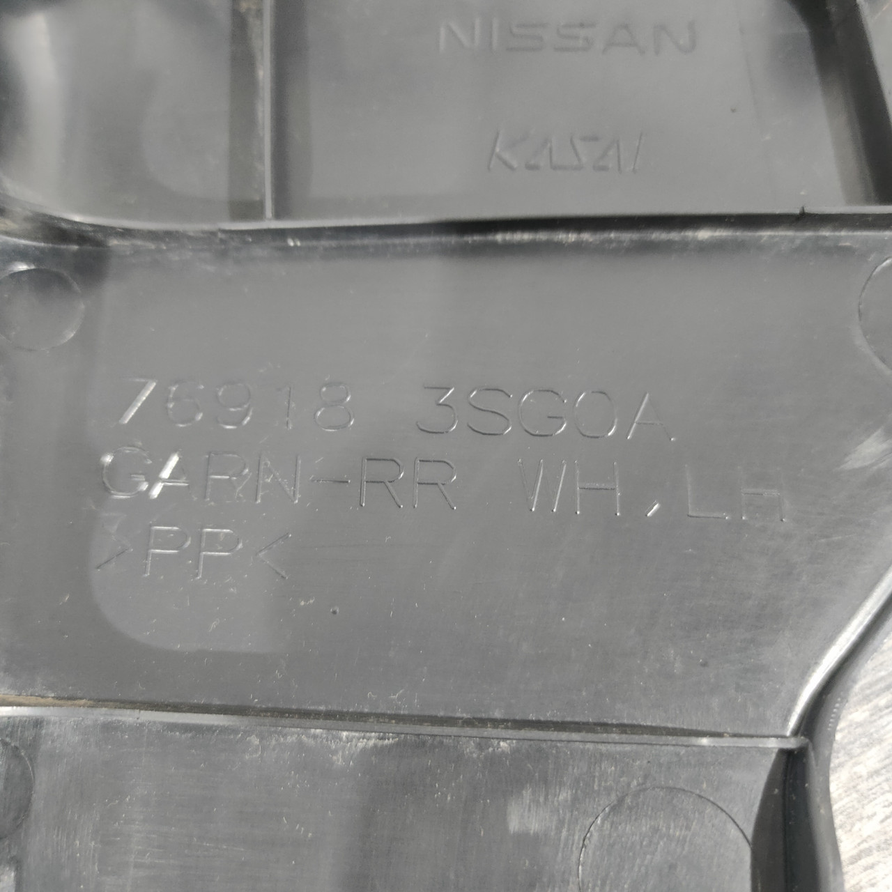 Накладка задньої стійки нижня ліва Nissan Sentra 13-19 чорна 76918-3SG0B - Зображення 3