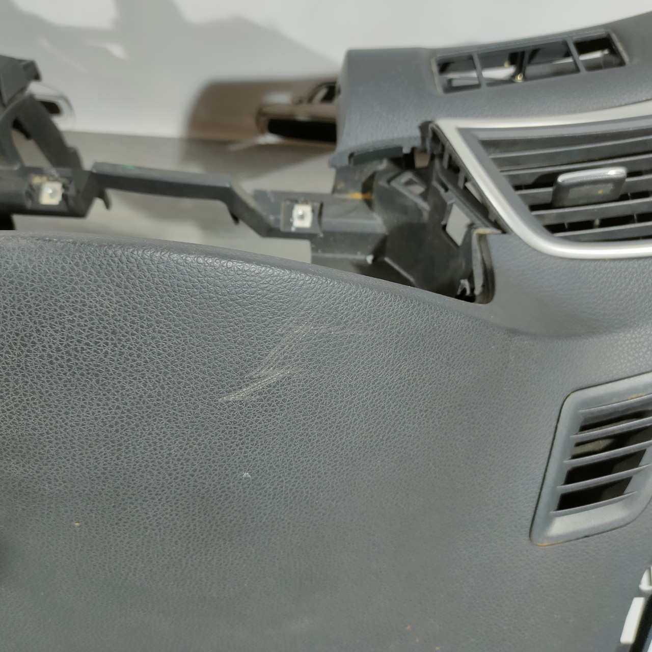 Торпедо передня панель без AIRBAG Nissan Sentra 13-19 чорн, подряпини 68200-3SG0A - Зображення 3
