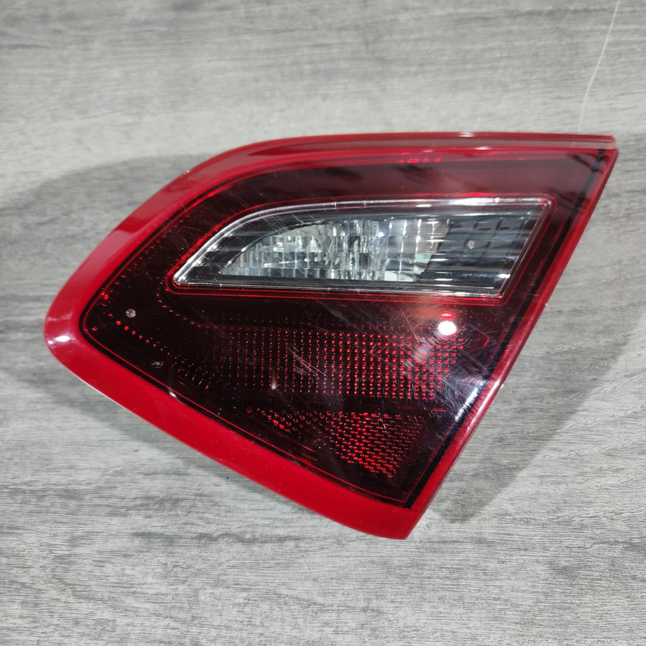 Ліхтар внутрішня кришка багажника правий Nissan Altima 16-18 рест, темний 26540-9HS0A